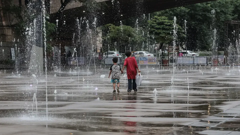 anhangabau_chuva_08_0-960x540 anhangabau_chuva_08_0-960x540