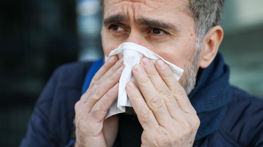 homem-espirrando-gripe-resfriado-1759341128946_v2_900x506
