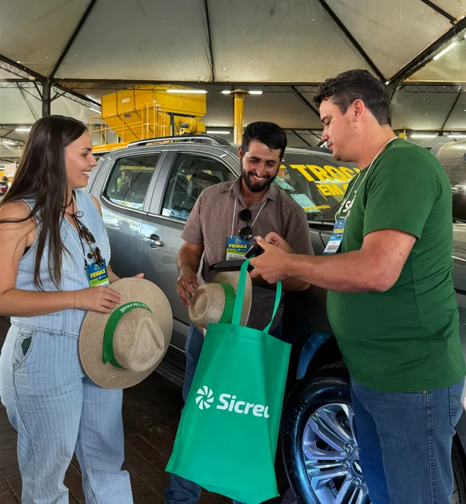 Entrega de veículo financiado por associado do Sicredi durante a Femagri 2025.