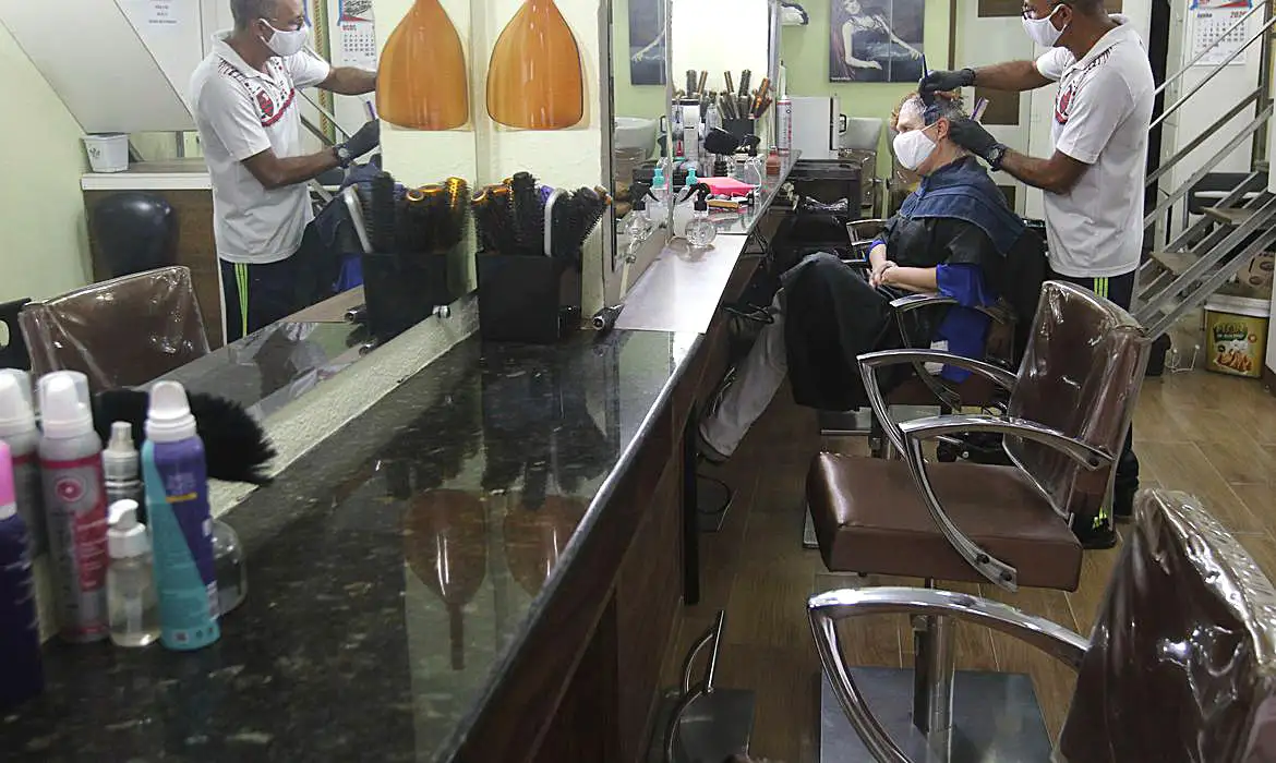 comercio_de_rua_e_saloes_de_beleza_reabrem20200627_0330_0_0 (1)