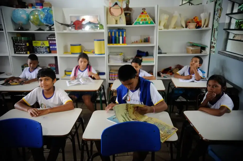 alunos-escola-77b2859740810619