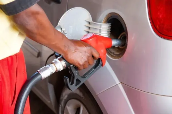 bomba-de-combustivel-gasolina-etanol-diesel-frentista-posto-de-combustivel-abastecer-shutterstock-2 bomba-de-combustivel-gasolina-etanol-diesel-frentista-posto-de-combustivel-abastecer-shutterstock-2