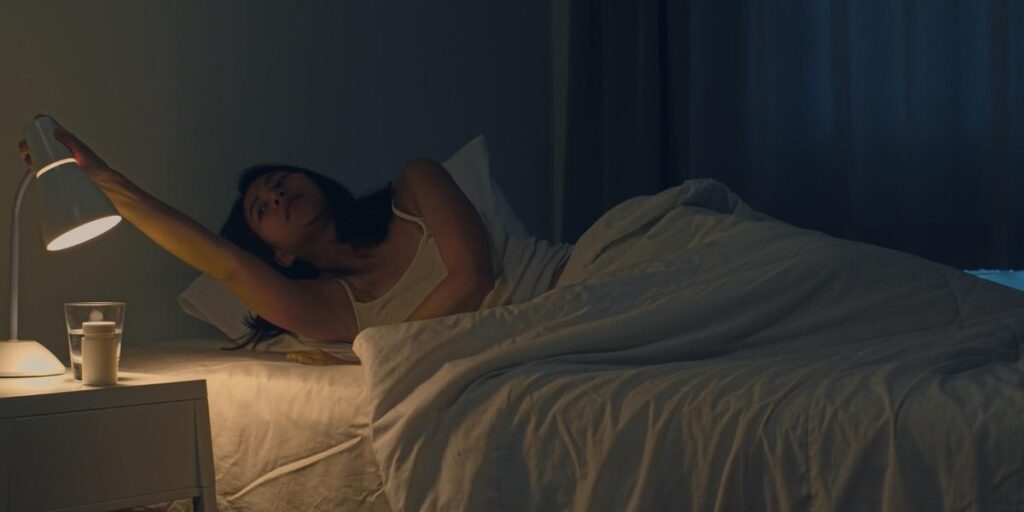 Dormir com luz acesa pode aumentar o risco de doenças cardíacas