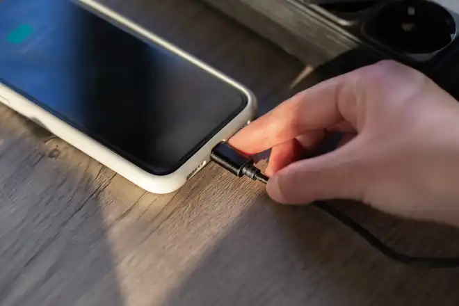 magnetic-cable-charging-smartphone-close-up magnetic-cable-charging-smartphone-close-up