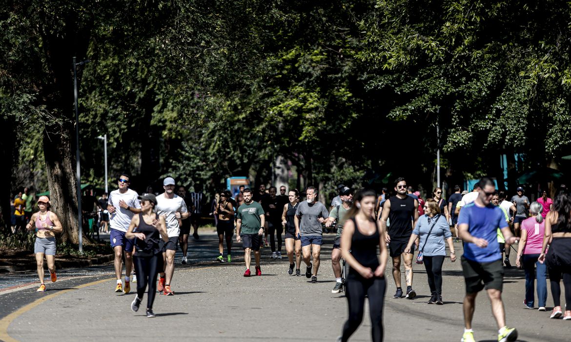 populacao-pessoas-calor_ibirapuera_04_0