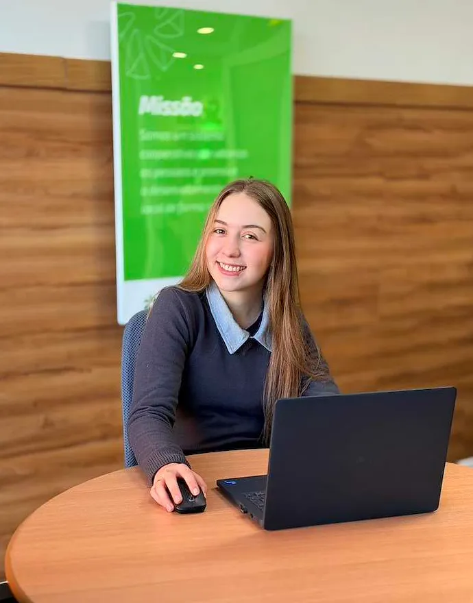 Aisla Kunz, estagiária da Escola de Negócios do Sicredi