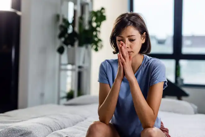 pensive-woman-with-hands-clasped-sitting-bed-thinking-something-e1781451071488 pensive-woman-with-hands-clasped-sitting-bed-thinking-something-e1781451071488