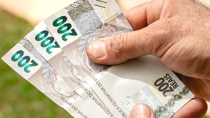 sd-salario-minimo-renda-extra-dinheiro-robo-de-investimento-715x402 sd-salario-minimo-renda-extra-dinheiro-robo-de-investimento-715x402
