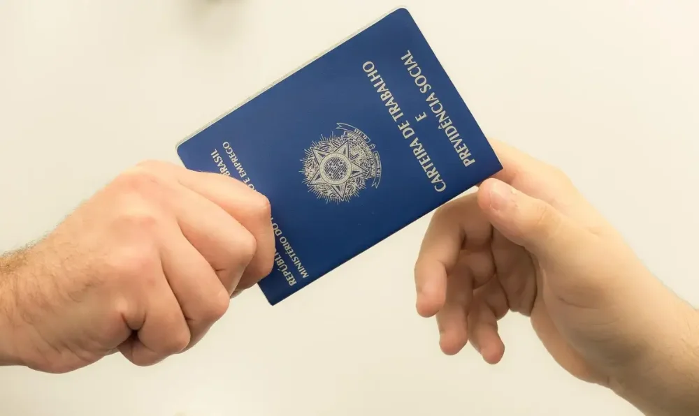 carteira-trabalho-935d-f3b1-4d0b-8392-2b142c55030e