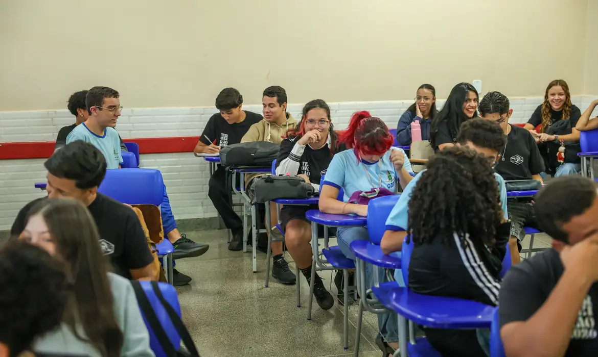 escola_alunos_prova_pzzb7290