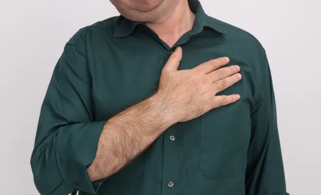homem-de-meia-idade-sorrindo-inclinando-a-cabeca-e-vestindo-uma-camiseta-verde-colocando-a-mao-no-coracao-isolado-na-parede-branca homem-de-meia-idade-sorrindo-inclinando-a-cabeca-e-vestindo-uma-camiseta-verde-colocando-a-mao-no-coracao-isolado-na-parede-branca